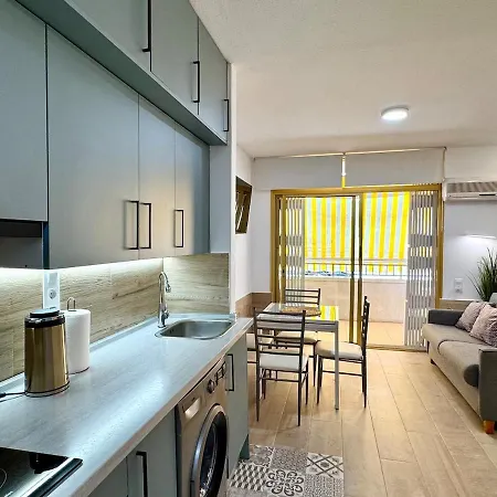 Beachside Cozy & Pool Apartment