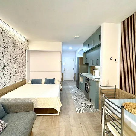 Beachside Cozy & Pool Apartment